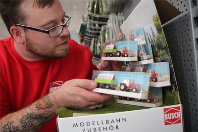 Toni Hellmich mit dem Renner des letzten Winters: Modelle zum Thema Bauernproteste. Die letzten Exemplare können am Samstag gekauft werden.