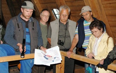 
              <p class="artikelinhalt">Vom Keller bis in die Bodenkammer des Fürstenhauses führte der Rundgang mit Restaurator Stefan Reuter (l.), bei dem sich 40 sächsische Fachleute über die Rekonstruktionen auf Schloss Rochlitz erkundigten. </p>
            