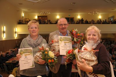 Die Sieger (v. l.): Irene Jörgens (3.) Andreas Schmiedel (2.) und Siegerin Renate Fritsche auf der Bühne im Neudorfer Kaiserhof.