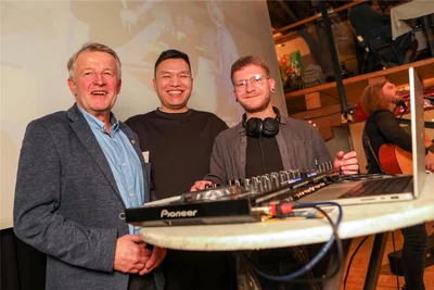 Sorgten für ein unterhaltsames Jubiläum zum 20. Absolvententreffen, von links: Organisator Marko Turger sowie die beiden DJs Khanh Pham Duy und Felix Schreiner.
