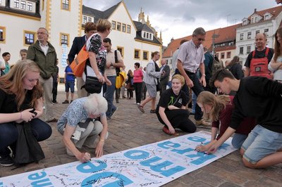 Mehr als 200 Bürger haben sich am Montag auf dem Obermarkt versammelt, um ein Zeichen gegen Rechts zu setzen.