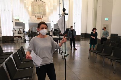Dr. Katrin Bauer beim Umsetzen der Messsonden.