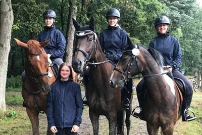 Auch wenn sie mit ihren Ergebnissen etwas unter den Erwartungen blieben, genossen Lukas Schmidt, Melina Seifert und Frida Kaden (von links) auf ihren Pferden das Bundes-Nachwuchs-Championat in Warendorf in vollen Zügen. Betreut wurden sie unter anderem von der Vogtländerin Emilia Schneider. 