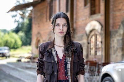 Julia Hartmann spielt eine Anwältin aus Berlin, die sich entscheidet, im Vogtland zu bleiben.