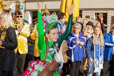 Funkenmarie Anne nutzte den Faschingsauftakt am Freitag für einen kleinen Auftritt auf dem Altmarkt. 