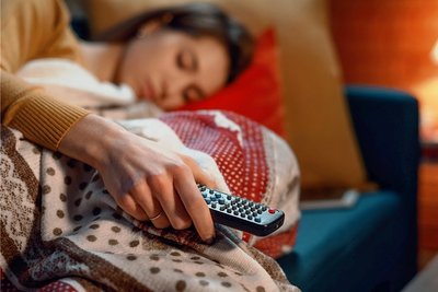 Gemütlich auf der Couch einzudösen, gehört für viele zum Abendprogramm. Dabei schläft man im Bett doch wesentlich erholsamer. 