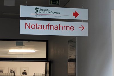 Schilder im Zschopauer Krankenhaus weisen den Weg.