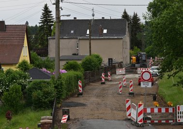 In Thierbach kommt an der Peniger Straße begleitend zum Straßenbau auf einer Länge von gut 700 Metern die Leitung in der Erde. Zudem werden bis Ende 2023 elf Hausanschlüsse erneuert. 