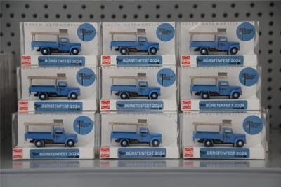 Den Framo-Transporter, der die Bürstenregion beim Tag der Sachsen 2023 repräsentierte, gibt es anlässlich des Bürstenfestes als Modellauto von Busch.