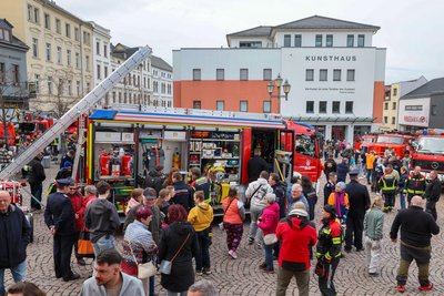 Das neue Hilfeleistungslöschfahrzeug lockte viele Gäste auf den Markt in Meerane.