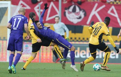 Die Auer Philipp Riese und Dimitrij Nazarov und die Dresdner Rico Benatelli (2. v. l.) und Erich Berko.