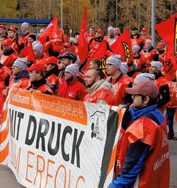 Kurz vor den nächsten Tarifverhandlungen sind Dutzende Beschäftigte der Leichtmetallgießerei Handtmann am Donnerstag in einen Warnstreik getreten.