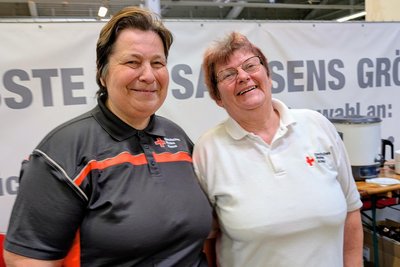 Marion Baumgart (links) und Sabine Reimann sorgten mit viel Humor für beste Stimmung untern den Spendern.