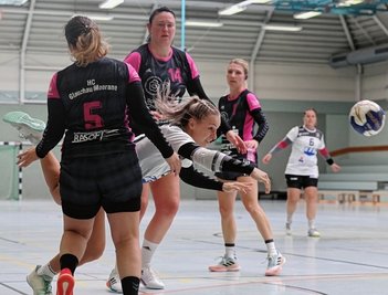Harte Abwehrarbeit - wie hier im Heimspiel gegen Langenhessen/Crimmitschau - zählte schon immer zu den Stärken des HC Glauchau/Meerane (dunkle Trikots). Am Wochenende machte sie sich zum ersten Mal in dieser Saison mit einem Sieg bezahlt. 