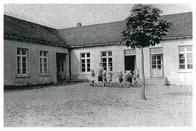 Am 15. Juni 1954 gründete das Bergbau- und Hüttenkombinat „Albert Funk“ einen Betriebskindergarten. Die junge Kastanie ist mittlerweile ein mächtiger Baum.