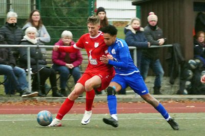 Meistens behaupteten die Neudorfer den Ball – so wie hier Tim Zimmermann (links) gegen Edison Johandris Acosta Ochoa.