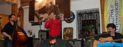 
              <p class="artikelinhalt">Zum Gedenkkonzert an Igor Flach spielten am Samstag im Hotel Waldgut seine Freunde Blues-Rudy, Henry Heggen und Marko Jovanovic (von rechts).</p>
            