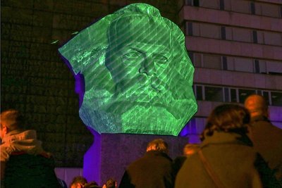 Wie viel Geist von Karl Marx sollte im Programm der Europäischen Kulturhauptstadt 2025 stecken, fragt das evaluierende Panel der Europäischen Kommission an? Das Foto entstand zum 50. Jahrestag des Monuments an der Brückenstraße am 9. Oktober 2021.
