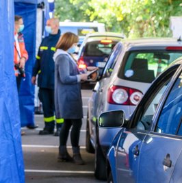 Der Randbereich des Simmel-Parkplatzes war als Impfstrecke hergerichtet worden. Bei Hochbetrieb betrug die Wartezeit über eine halbe Stunde.
