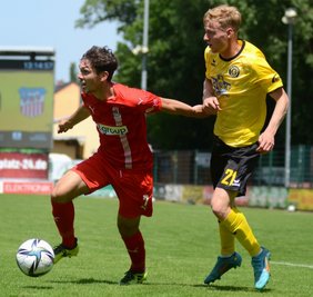 Yannic Voigt (links) - hier im Zweikampf mit Maurice Scheunert vom VfB Auerbach - will seine offensiven Qualitäten auch in der 3. Liga vermehrt unter Beweis stellen. 