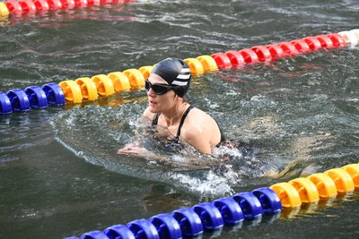 Ines Fuchs aus Flöha ist bei den Deutschen Meisterschaften im Eisschwimmen in Neuhermsdorf angetreten.