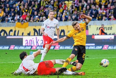 Knifflige Szene: Robin Ziegele tackelt Niklas Hauptmann. Der Strafstoßpfiff blieb aus. 