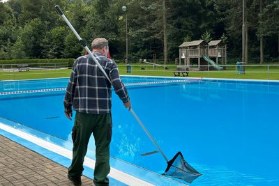 Jörg Fritsch bei seinen täglichen Aufgaben im Freibad Krumhermersdorf.