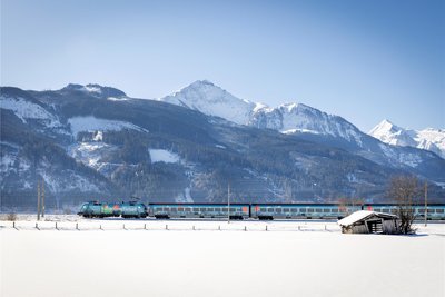 Mit der Anreise auf der Schiene können Skitouristen am meisten CO2 einsparen. Es gibt auch Zugtickets, bei denen ist die Liftkarte schon mit dabei.