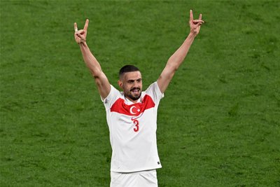 Leipzig, 2. Juli: Im Achtelfinalspiel gegen Österreich zeigt der türkische Torschütze Merih Demiral den Wolfsgruß.
