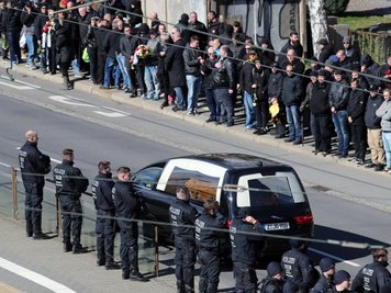 Mit einem Großaufgebot war die Polizei in Chemnitz im Einsatz, um die Beerdigung abzusichern.