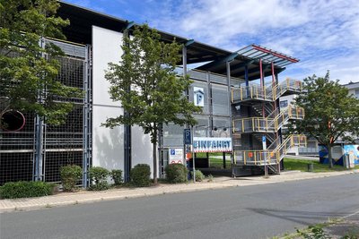 Von außen sieht das 1996 eröffnete städtische Parkhaus in Reichenbach gar nicht so verschlissen aus. Doch der erste Eindruck trügt. Tragwerk und Hülle müssen saniert werden.