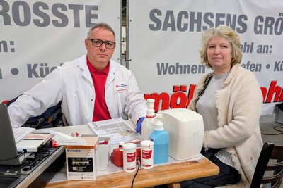 Tilo Bräudel (l.) nahm auch Simone Lauterbach aus Döbeln als Spenderin auf.
