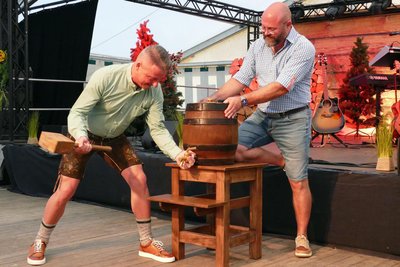Unter Mithilfe von Organisationsleiter Maik Janke sticht Marienbergs OB André Heinrich (l.) ein Bierfass an.