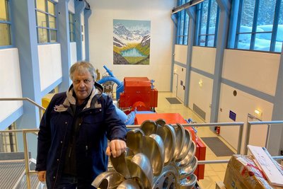 Markus Strolz, Geschäftsführer der Energie und Wirtschaftsbetriebe St. Anton am Arlberg, an einem Wasserrad einer Turbine, in der Strom erzeugt wird.