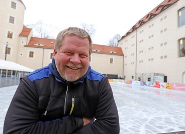 Michael Bleck ist zufrieden mit der Qualität der diesjährigen Eisbahn im Freiberger Schlosshof. 