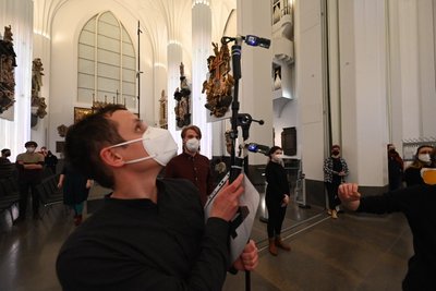 Sebastian Neumann beim Einrichten der Sensoren.