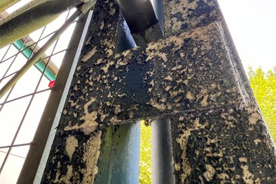 Heftige Verwitterungsspuren an einem der Stahlpfeiler auf der Nordseite des Parkhauses zum Park des Friedens hin.