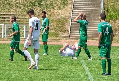 Ronny Mengel (2. von rechts) von der SG Schönfels kann nicht glauben, dass es nach einer unübersichtlichen Szene Elfmeter für den MSV II gibt. Entscheidender für den Spielverlauf war jedoch ein anderes Tor. 