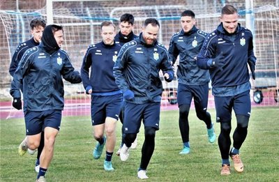 Kapitän Tobias Müller (Mitte) ist im Mannschaftstraining zurück. Ein Einsatz bei den ersten Testspielen kam für ihn aber zu früh. 