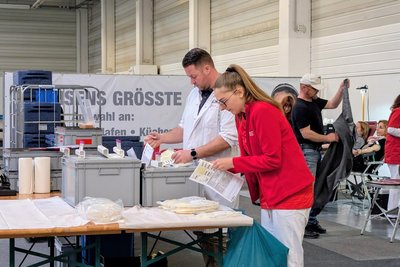 Akribisch werden die Blutspenden dokumentiert und für die Untersuchung im Labor vorbereitet.