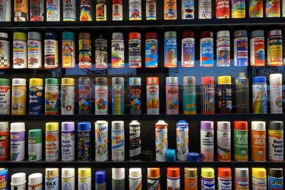 Spraydosen in der Hallenkunst.