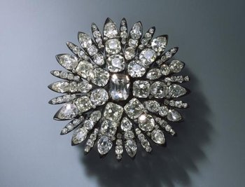 Gestohlen: Aigrette für das Haar in Form einer Sonne (Der Diamantschmuck und die Perlen der Königinnen) August Gotthelf Globig, Dresden, 1782-1807, 127 Brillanten, Silber.