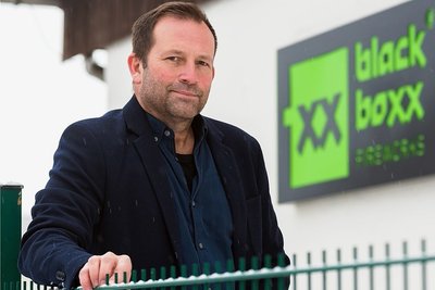 Andreas Voigt, Geschäftsführer von "Blackboxx Fireworks", erachtet das erneute Verkaufsverbot für Feuerwerk zu Silvester als falschen Weg, um die Kliniken in der Pandemie nicht noch mehr zu belasten. Auf Kunden wirke sich diese Entscheidung aus. Er rechnet für nächstes Jahr mit deutlich höheren Preisen für Pyrotechnik. 