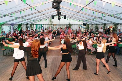 Für Unterhaltung sorgen beim Marienberger Oktoberfest auch die Tänzerinnen des Pobershauer Karnevalsvereins.