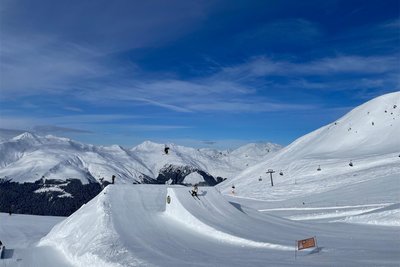In Davos in der Schweiz wird nur am Anfang der Saison beschneit. Aufgrund der Höhe der Pisten reicht danach Naturschnee.