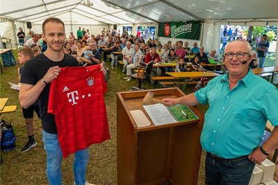 Tobias Grimm ersteigerte am Samstag zum Dorffest in Schreiersgrün ein handsigniertes FC Bayern-Trikot von Thomas Müller. Auktionator Frank Petzold war zufrieden.