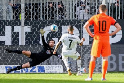Das 1:0 für Sandhausen: Cebio Soukou trifft kurz vor dem Ende der ersten Halbzeit gegen Aues Schlussmann Martin Männel vom Elfmeterpunkt.