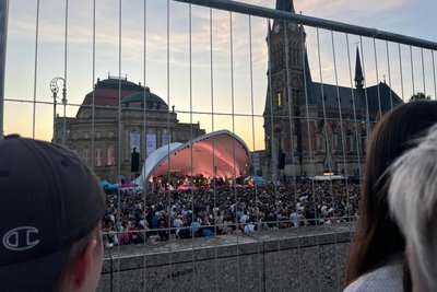 Katharina Leuoth ist Zaungast beim Blond-Konzert.