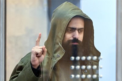 Düsseldorf, im Dezember 2023: Nach den für einen Mann tödlichen Messerattacken von Duisburg erscheint der bekennende IS-Anhänger Maan D. im Gerichtssaal und zeigt den Tauhid-Finger. Der Islamist wurde später zu lebenslanger Haft plus Sicherungsverwahrung verurteilt.