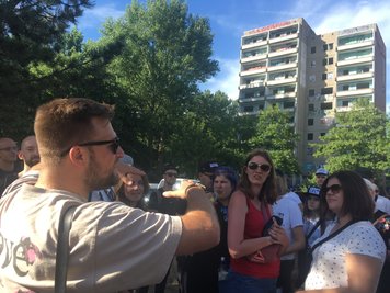 Fotograf Max Münch (hinten Mitte) und Kollege Philipp "Gladsome" Fröhlich (links) waren überrascht von der Resonanz auf die Fototour.